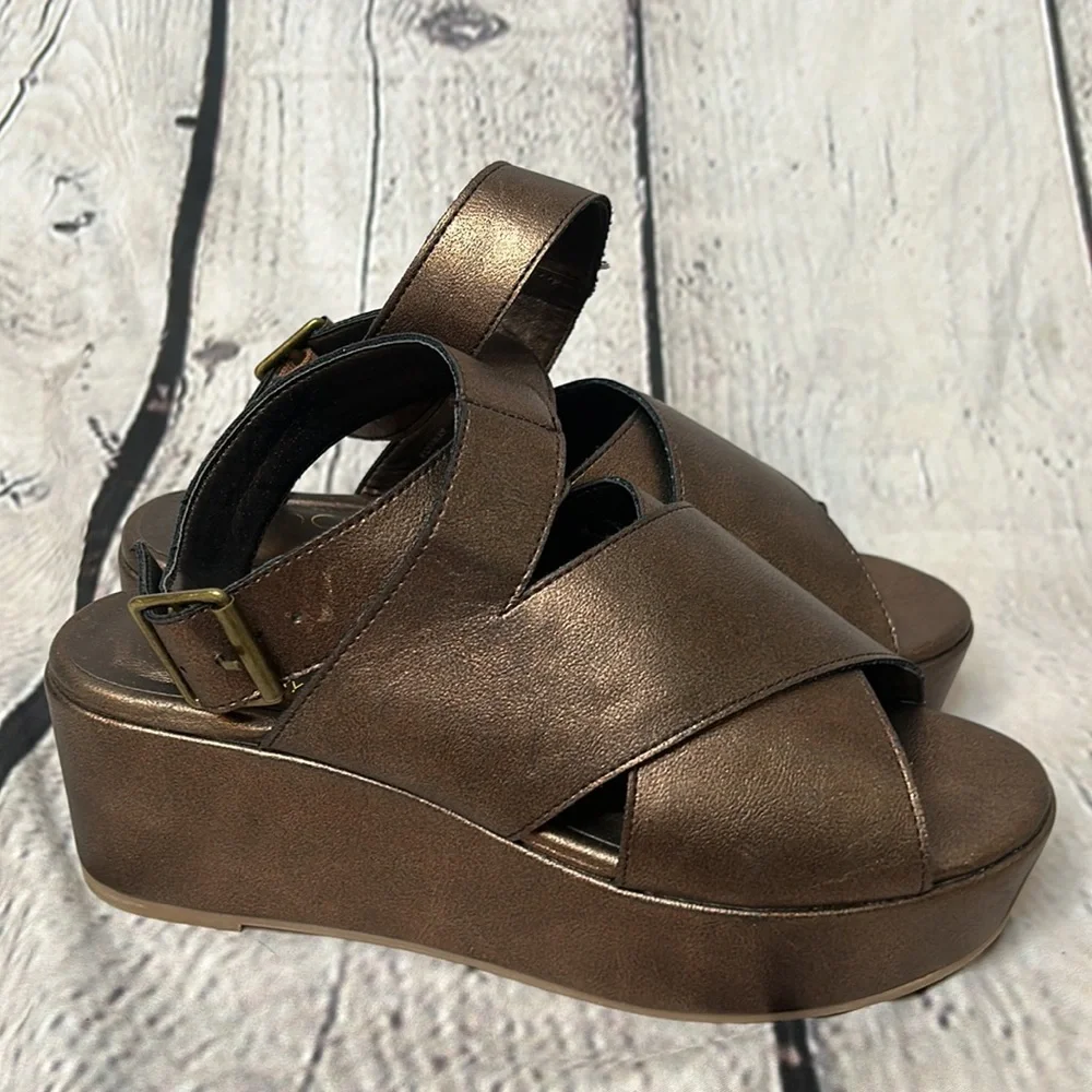 Coconuts by Matisse Metallic Bronze Brown Criss Cross Platform Sandal Size 6